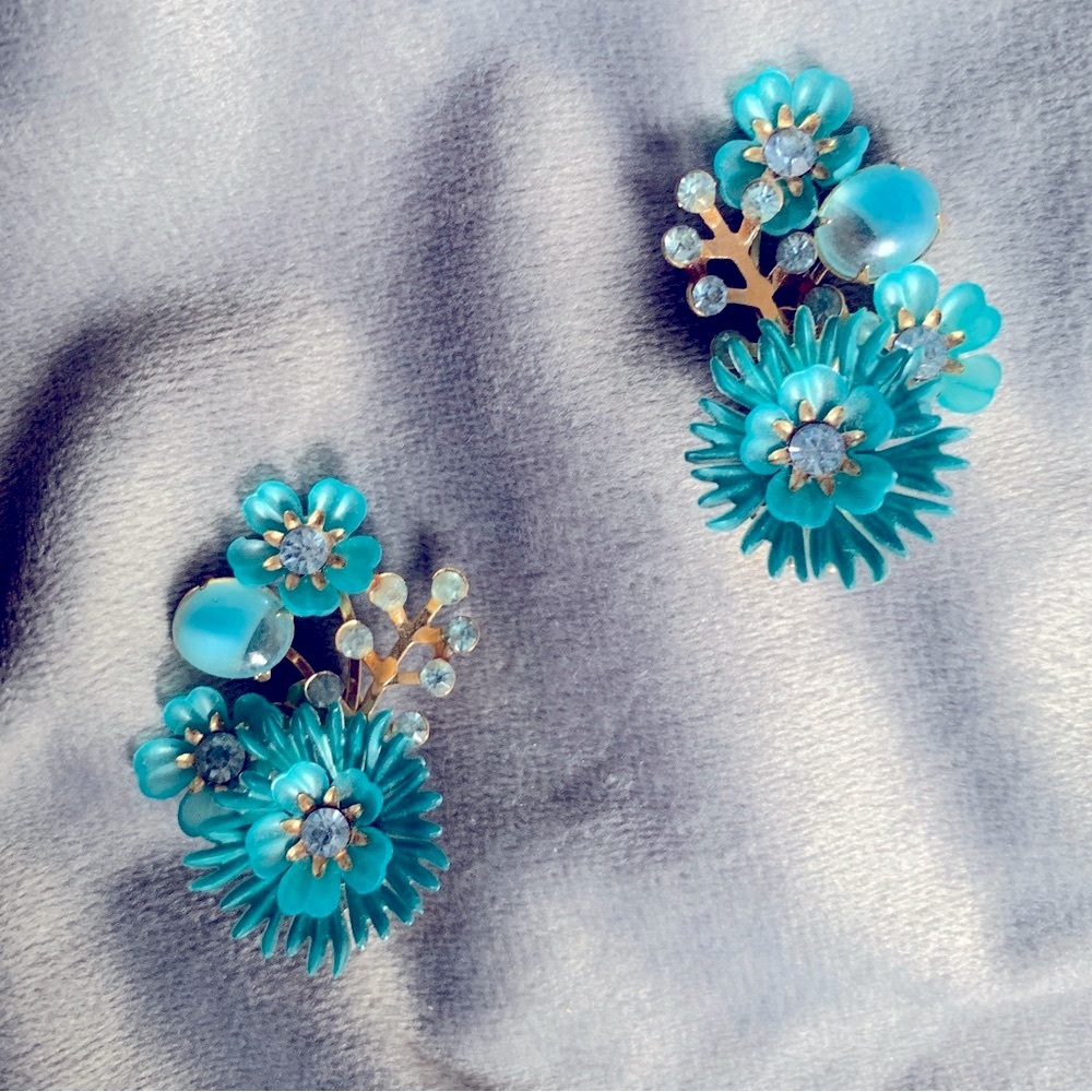 VINTAGE—SIGNED Coro clip on earrings! Excellent condition!